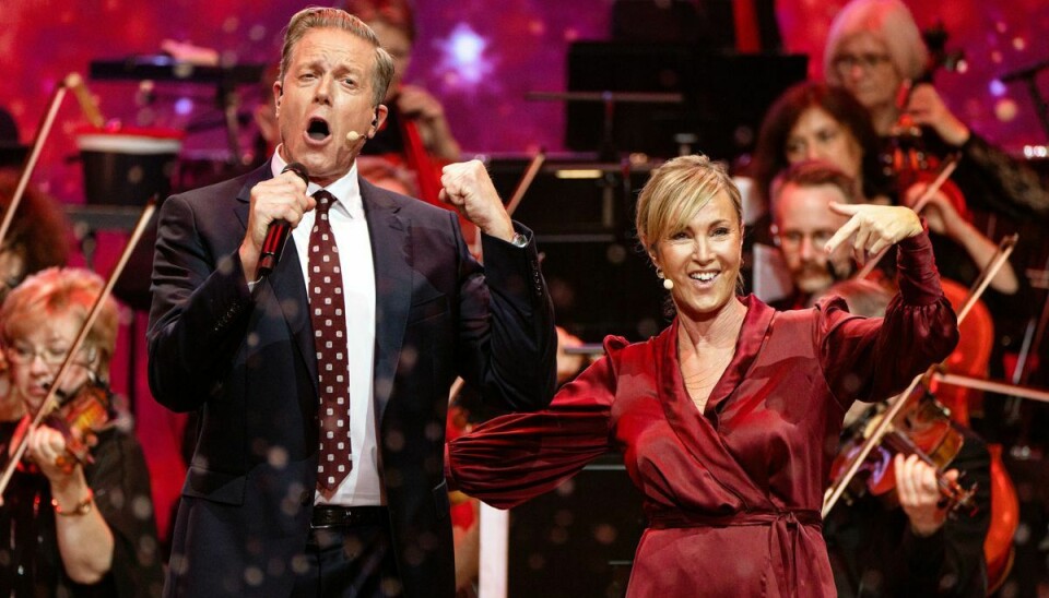 Peter Mygind og Natasja Crone kaster sig ud i julesange i helt nye musikalske genrer, når de står i spidsen for 'Alletiders juleshow', som sendes på TV 2 lillejuleaften. (PR-foto).