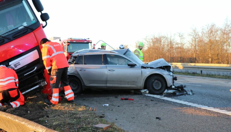 En lastbil og flere biler er impliceret i ulykken. En lastbil og flere biler er impliceret i ulykken.