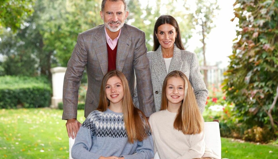 Årets julekort fra den spanske kongefamilie. Det er 16-årige kronprinsesse Leonor, der sidder til højre i billedet. Årets julekort fra den spanske kongefamilie. Det er 16-årige kronprinsesse Leonor, der sidder til højre i billedet.