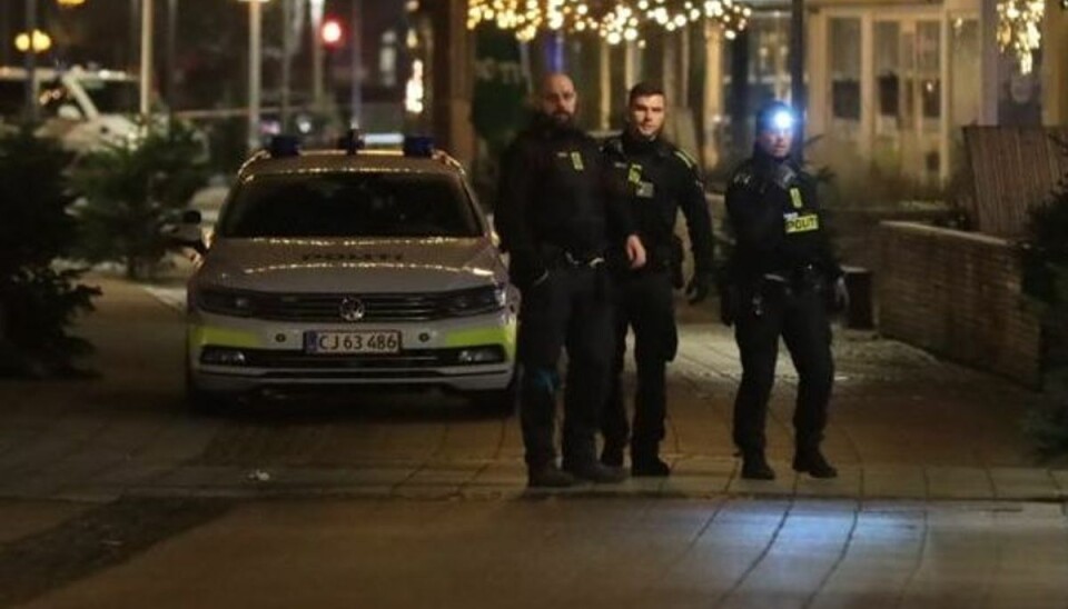 Politiet spærrede af i området ved Amigo Bar i forbindelse med et knivstikkeri, hvor en mand blev såret.