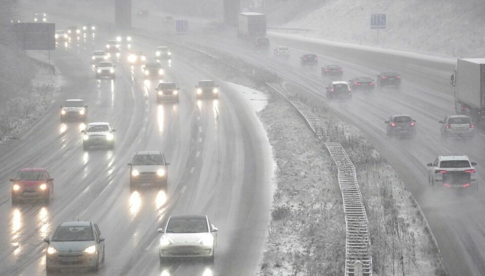 Der meldes om sne-kaos flere steder i Danmark juleaftensdag