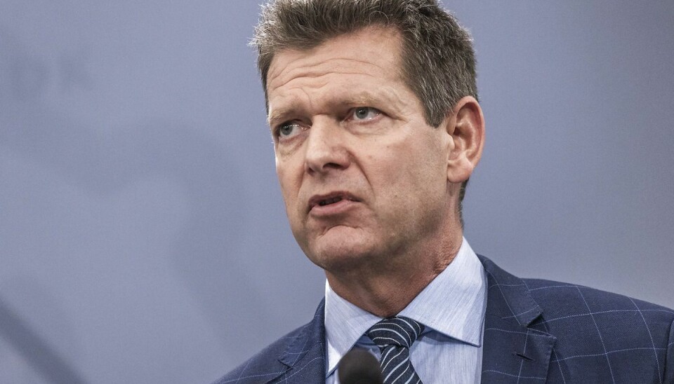 Nære kontakter regnes fremover kun som dem, der er udsat for smitte i hjemmet, oplyser Sundhedsstyrelsen med direktør Søren Brostrøm i spidsen Nære kontakter regnes fremover kun som dem, der er udsat for smitte i hjemmet, oplyser Sundhedsstyrelsen med direktør Søren Brostrøm i spidsen
