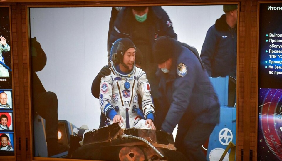 Den japanske milliardær Yusaku Maezawa er tilbage på Jorden efter at have tilbragt 12 dage på Den Internationale Rumstation, ISS. Her viser en skærm hos Mission Control Center i Koroljov i Rusland milliardæren kort tid efter landingen.