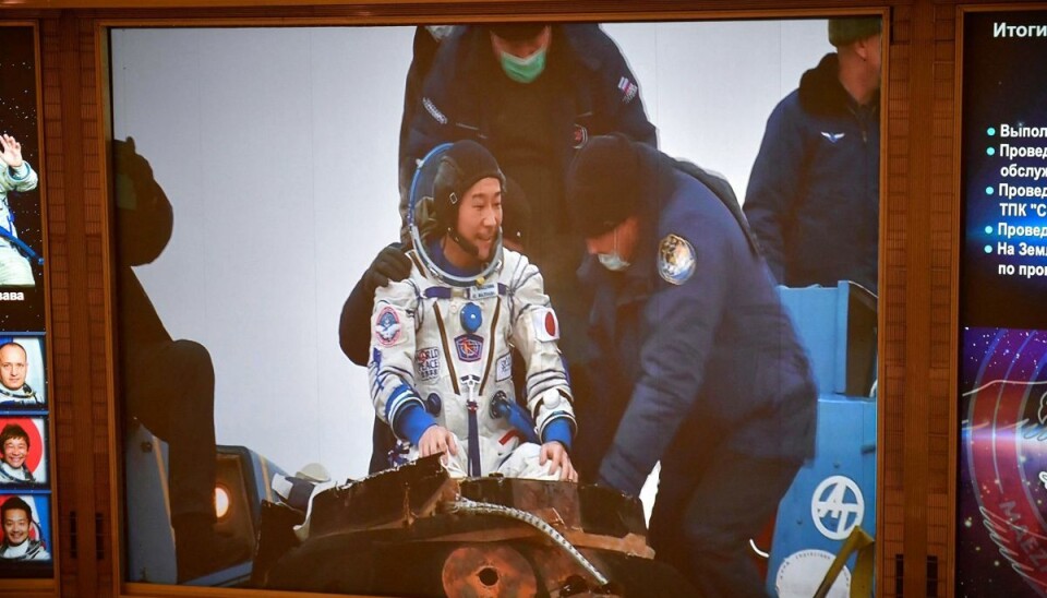 Den japanske milliardær Yusaku Maezawa er tilbage på Jorden efter at have tilbragt 12 dage på Den Internationale Rumstation, ISS. Her viser en skærm hos Mission Control Center i Koroljov i Rusland milliardæren kort tid efter landingen. Den japanske milliardær Yusaku Maezawa er tilbage på Jorden efter at have tilbragt 12 dage på Den Internationale Rumstation, ISS. Her viser en skærm hos Mission Control Center i Koroljov i Rusland milliardæren kort tid efter landingen.