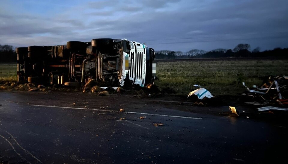 En lastbil med containere er kørt i grøften. En lastbil med containere er kørt i grøften.
