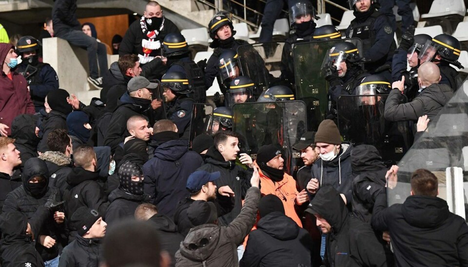 Tilskuere stormer fodboldbane Igen har der været fodboldoptøjer i Frankrig