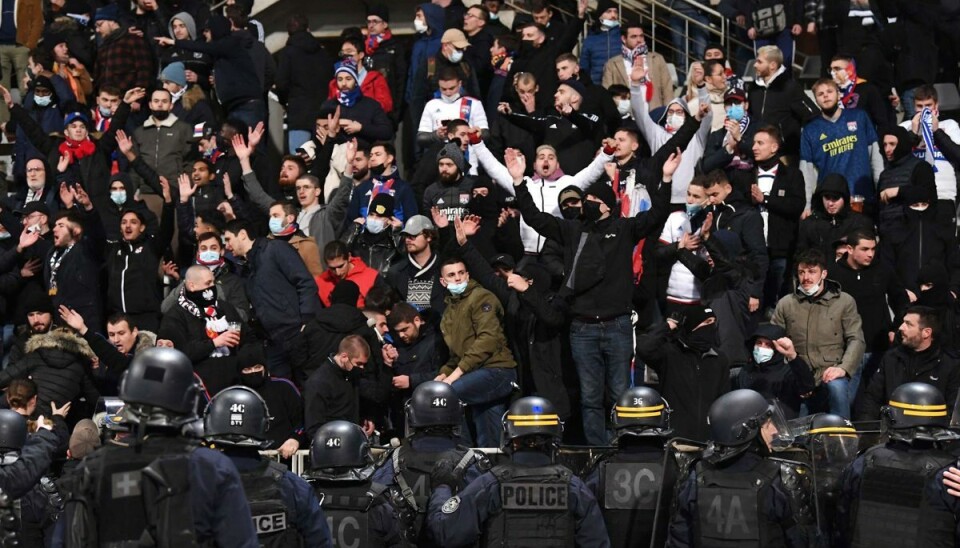 Politiet måtte træde til, da tilskuere begyndte at kaste romerlys efter hinanden i pausen af fransk pokalkamp mellem Lyon og Paris FC. Politiet måtte træde til, da tilskuere begyndte at kaste romerlys efter hinanden i pausen af fransk pokalkamp mellem Lyon og Paris FC.