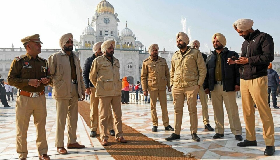Politifolk bevogter Det Gyldne Tempel i Amritsar søndag - dagen efter en indisk mand blev pryglet til døde efter at have begået helligbrøde på stedet. Politifolk bevogter Det Gyldne Tempel i Amritsar søndag - dagen efter en indisk mand blev pryglet til døde efter at have begået helligbrøde på stedet.