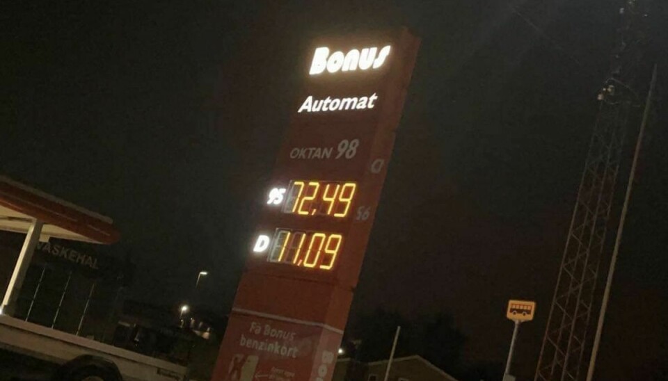 På Bonus-tankstationen i Middelfart fremgik det af LED-skiltet, at man skulle betale svimlende 72,49 kroner for benzin per liter.