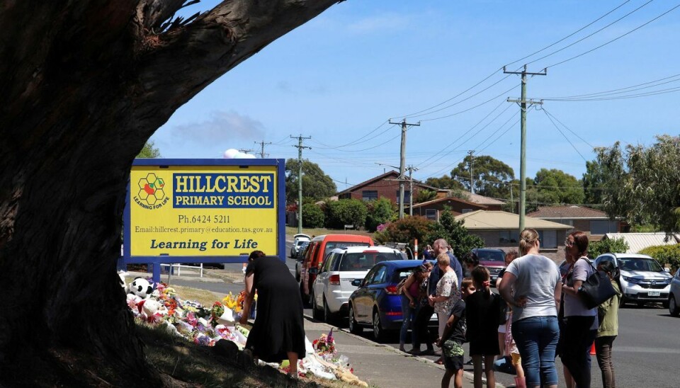 Foran Hillcrest-skolen i Devonport, hvor ulykken skete, har familier siden torsdag lagt blomster. Foran Hillcrest-skolen i Devonport, hvor ulykken skete, har familier siden torsdag lagt blomster.