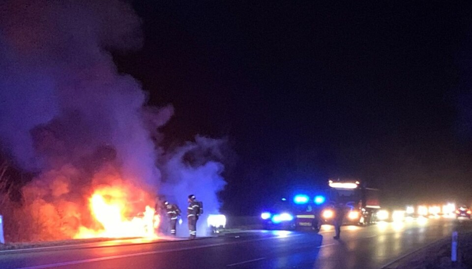 Beredskabet er rykket ud til en voldsom bilbrand, som spærrer en vej i Aabenraa. Beredskabet er rykket ud til en voldsom bilbrand, som spærrer en vej i Aabenraa.