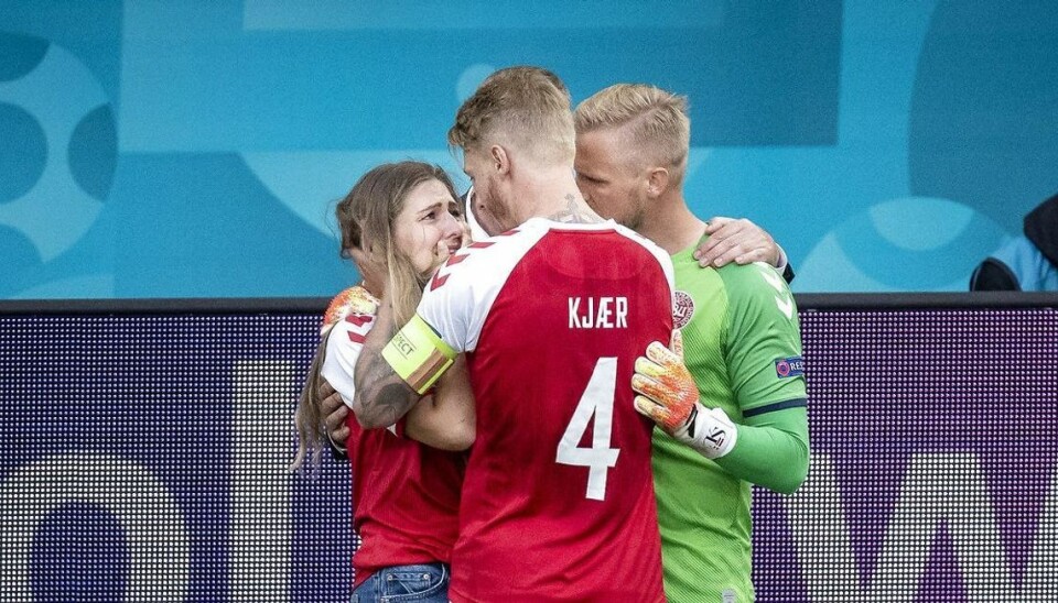 Danmarks Kasper Schmeichel og Simon Kjær trøster Sabrine Kvist Jensen imens at Danmarks Christian Eriksen får behandling under kampen mellem Danmark og Finland i gruppe B under EURO2020 i Parken i København, lørdag den 12. juni 2021.