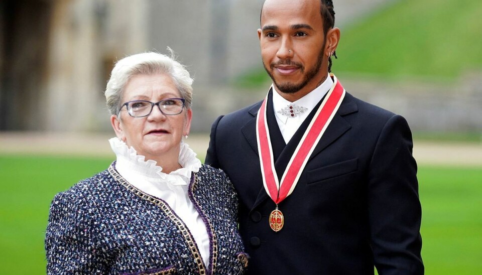 Den pavestolte Carmen Lockhart sammen med sin søn, der nu kan kalde sig Sir Lewis Hamilton.