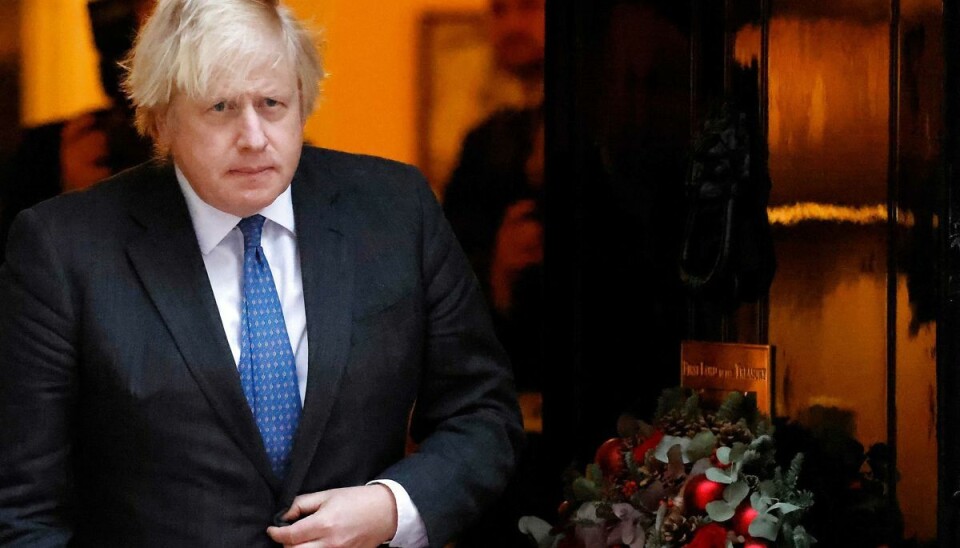 Den britiske premierminister, Boris Johnson, deltog ifølge to britiske aviser i en sammenkomst i Downing Street i maj 2020, hvor omkring 20 medarbejdere var samlet til vin og pizza - trods strenge regler om møder med folk, man ikke bor sammen med. Den britiske premierminister, Boris Johnson, deltog ifølge to britiske aviser i en sammenkomst i Downing Street i maj 2020, hvor omkring 20 medarbejdere var samlet til vin og pizza - trods strenge regler om møder med folk, man ikke bor sammen med.