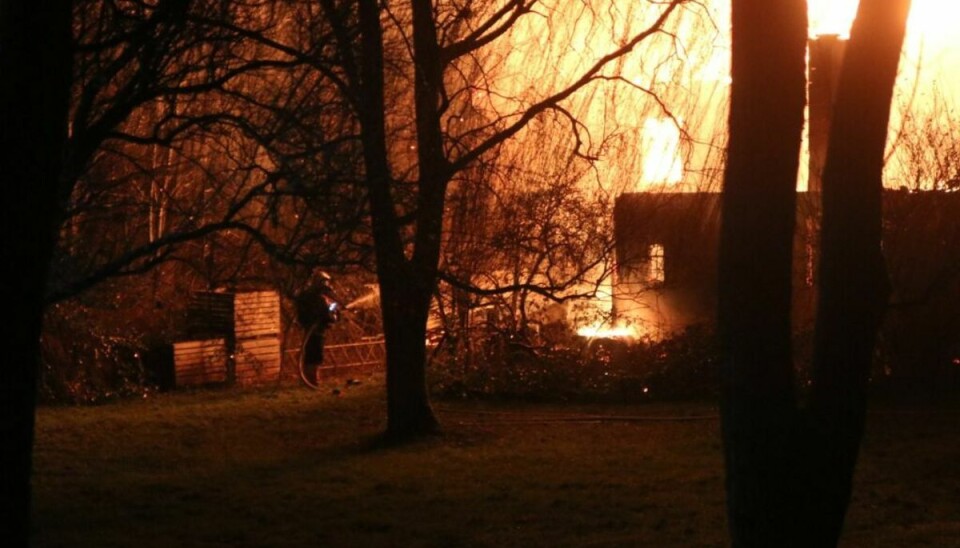 Branden hærgede løs. Brandfolkene kæmpede mod flammerne i mange timer. Branden hærgede løs. Brandfolkene kæmpede mod flammerne i mange timer.