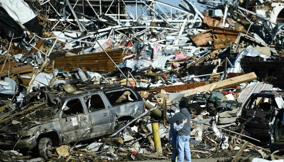 Otte er dræbt i en eksplosion på en fabrik i Mayfield, Kentucky.