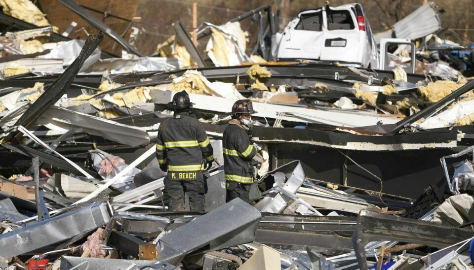 Redningsarbejdere søgte søndag lokal tid efter overlevende i murbrokkerne fra en stearinlysfabrik, der blev ramt af en række tornadoer fredag aften.