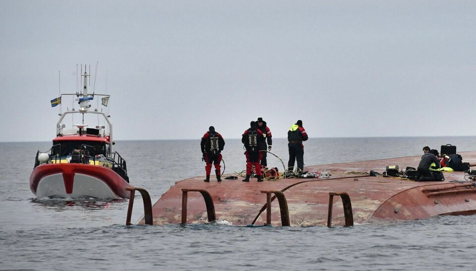 Dykkere arbejdede mandag på det kæntrede danske fartøj 'Karin Høj' efter en ulykke i Østersøen. Foto: Johan Nilsson / TT kod 50090.