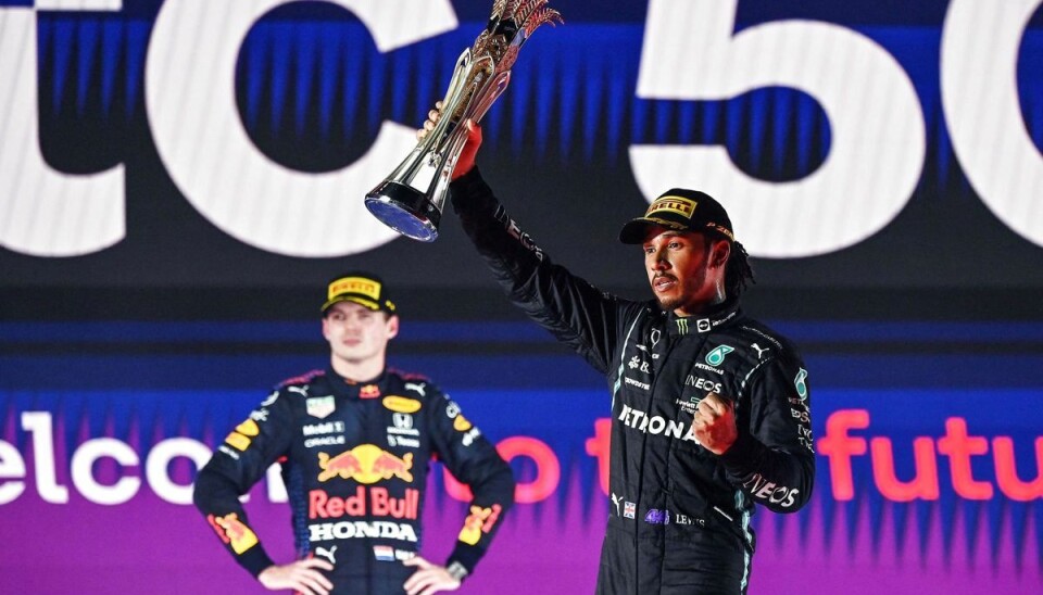 Max Verstappen og Lewis Hamilton står helt lige før det sidste og afgørende grandprix i Abu Dhabi. Det har fået medier og fans til at spekulere i, om Verstappen kunne finde på at køre Hamilton af banen, men eksperter maner til ro. (Arkivfoto) Max Verstappen og Lewis Hamilton står helt lige før det sidste og afgørende grandprix i Abu Dhabi. Det har fået medier og fans til at spekulere i, om Verstappen kunne finde på at køre Hamilton af banen, men eksperter maner til ro. (Arkivfoto)