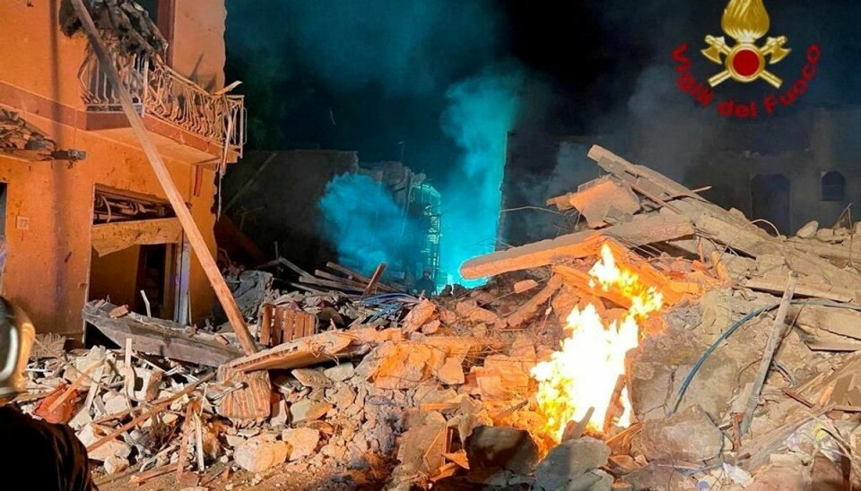 En bygning ses i ruiner efter en formodet eksplosion i en gasledning i den italienske by Ravanusa lørdag.