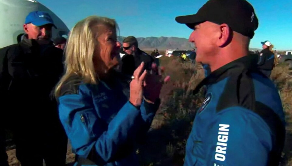 Laura Shepard Churchley, som er den ældste datter af USA's første astronaut, Alan Shepard, taler med milliardæren Jeff Bezos, som er stifter af internetgiganten Amazon og ejer af rumfartsselskabet Blue Origin. Billedet er taget fra en videooptagelse, da rumkapslen netop var kommet tilbage til Jorden. Laura Shepard Churchley, som er den ældste datter af USA's første astronaut, Alan Shepard, taler med milliardæren Jeff Bezos, som er stifter af internetgiganten Amazon og ejer af rumfartsselskabet Blue Origin. Billedet er taget fra en videooptagelse, da rumkapslen netop var kommet tilbage til Jorden.