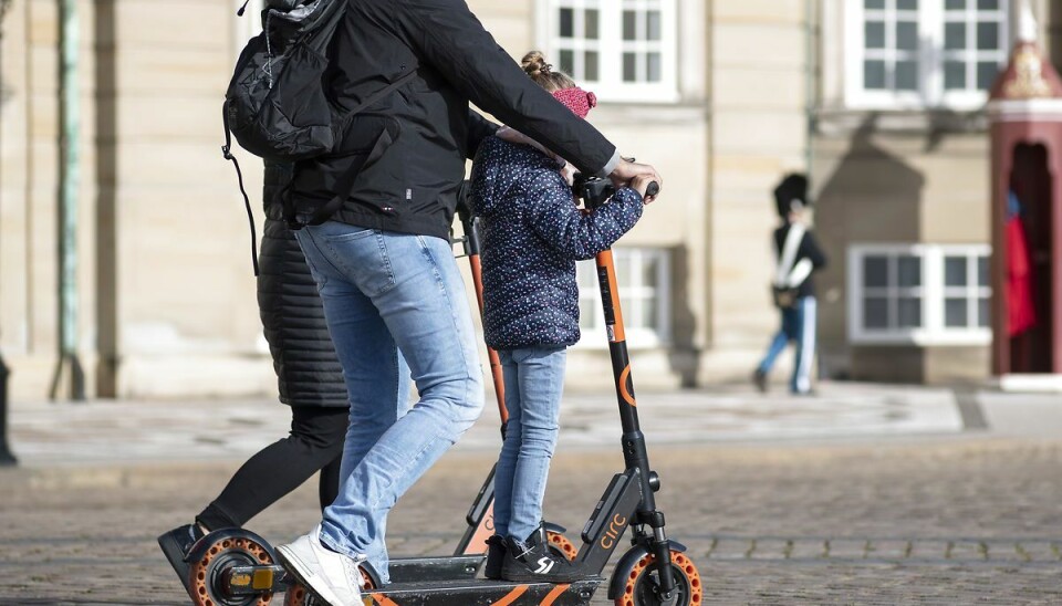 Fra 1. januar skal man have hjelm på, når man kører på el-løbehjul. Fra 1. januar skal man have hjelm på, når man kører på el-løbehjul.
