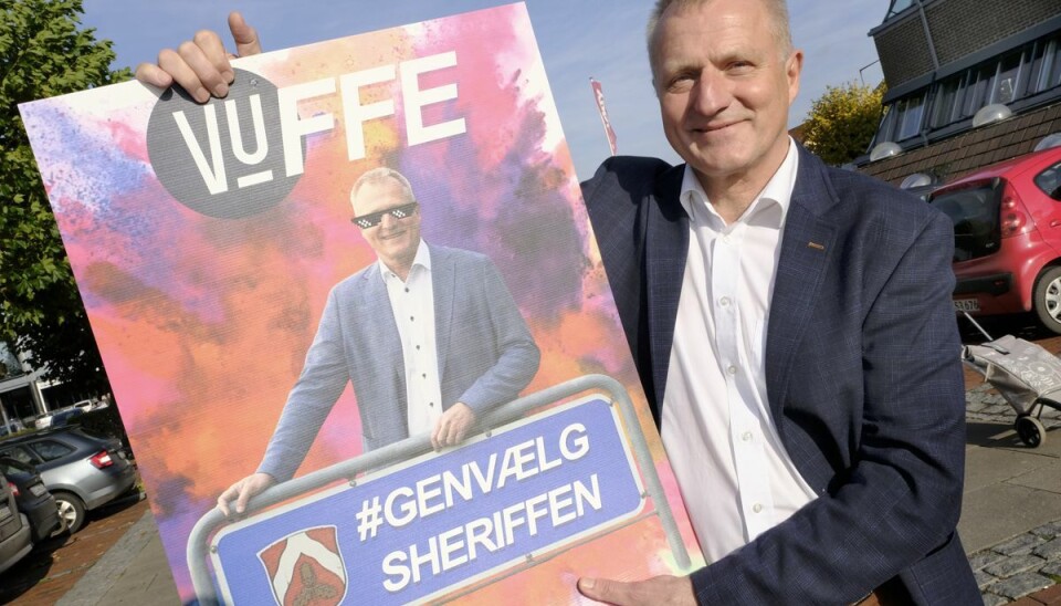 Borgmester Uffe Jensen opdagede, at han er smittet med corona, midt under et møde. Borgmester Uffe Jensen opdagede, at han er smittet med corona, midt under et møde.