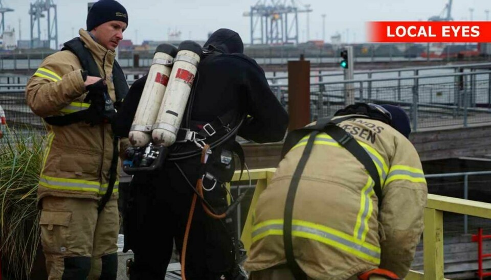 Brandvæsenets dykkere leder i vandet ved Aarhus Ø