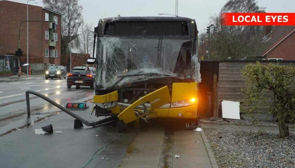 Trafiklyset ligger smadret på jorden efter at være blevet torpederet af en bus.