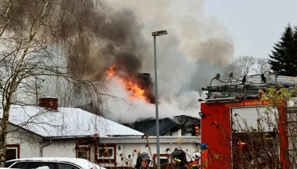 Du kan se hvor voldsom branden på Grøndalslundvej i Thorsø ved Hammel var i videoen over artiklen.