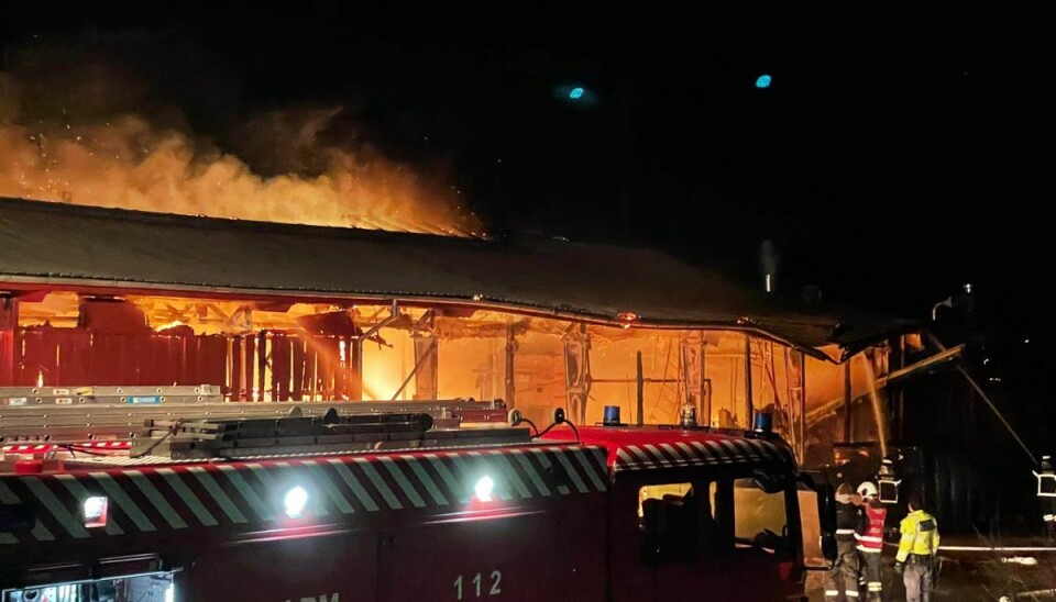 Flammerne stod natten til søndag op fra bygningen i Ugerløse