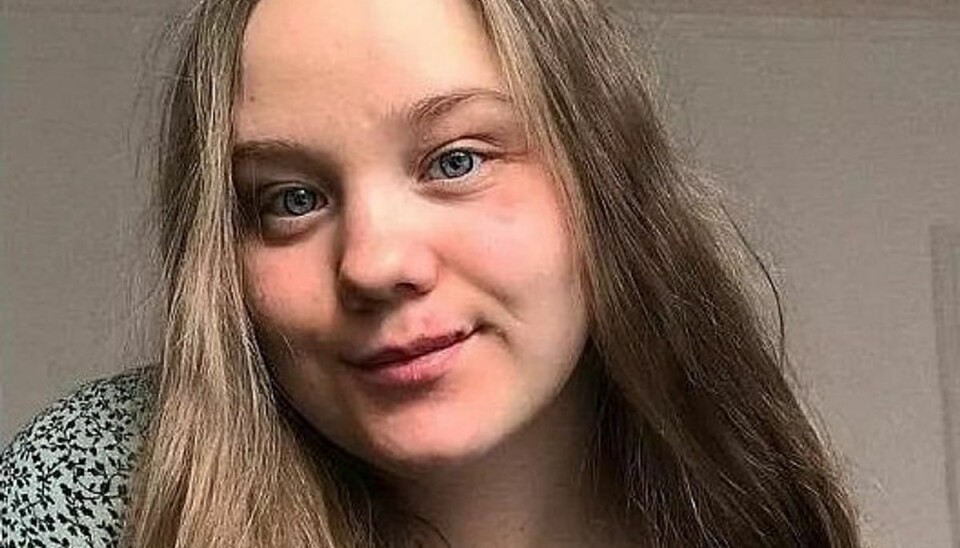 Sine Johansen er forarget over, at hendes to-årige søn blev bedt om at tage mundbind på. Sine Johansen er forarget over, at hendes to-årige søn blev bedt om at tage mundbind på.