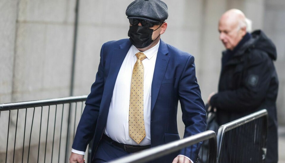 Den ene af de to betjente, Deniz Jaffer, ses ankomme til retsbygningen i London inden domsafsigelsen.