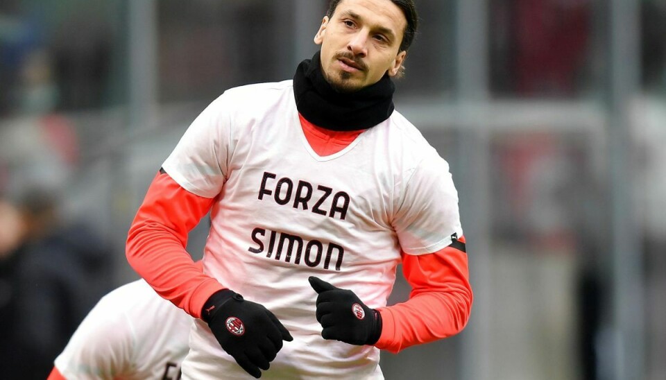 Zlatan Ibrahimovic og de øvrige Milan-spillere varmede op i trøjen, som sendte støtte i retning af Simon Kjær, som i seneste kamp blev korsbåndsskadet.