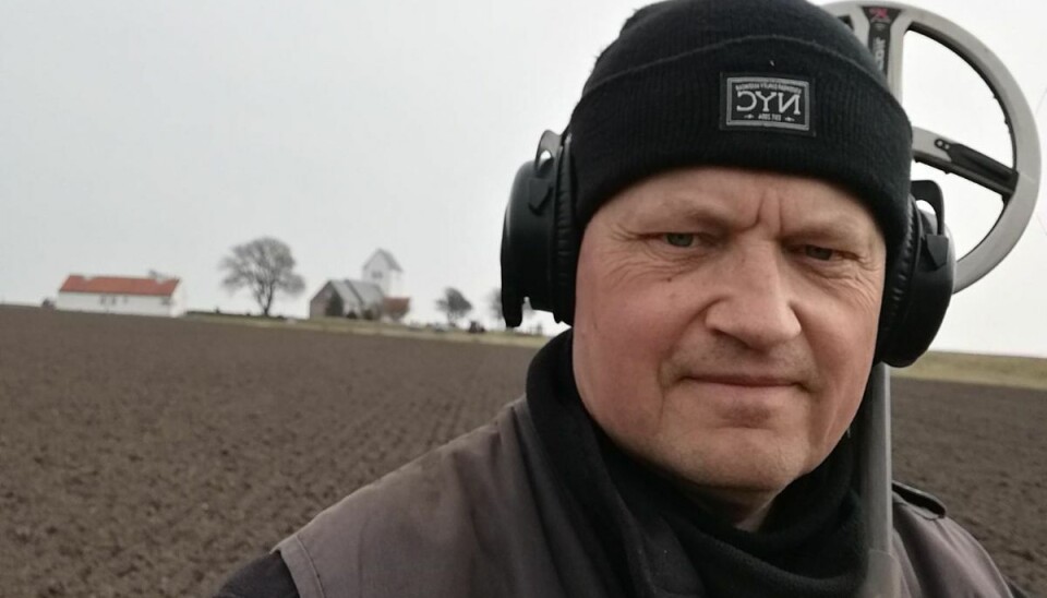 - Det er som at få en sms, der er 1000 år gammel, siger detektorfører og finder af guldøreringen Frants Fugl Vestergaard. - Det er som at få en sms, der er 1000 år gammel, siger detektorfører og finder af guldøreringen Frants Fugl Vestergaard.
