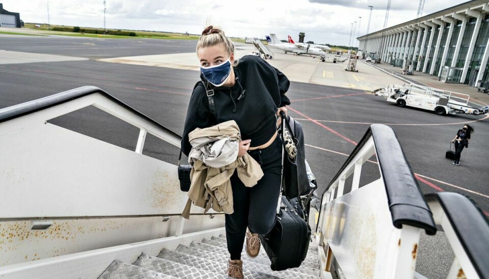 Fra mandag er det igen et krav at bære mundbind på SAS's flyvninger i Skandinavien. (Arkivfoto)