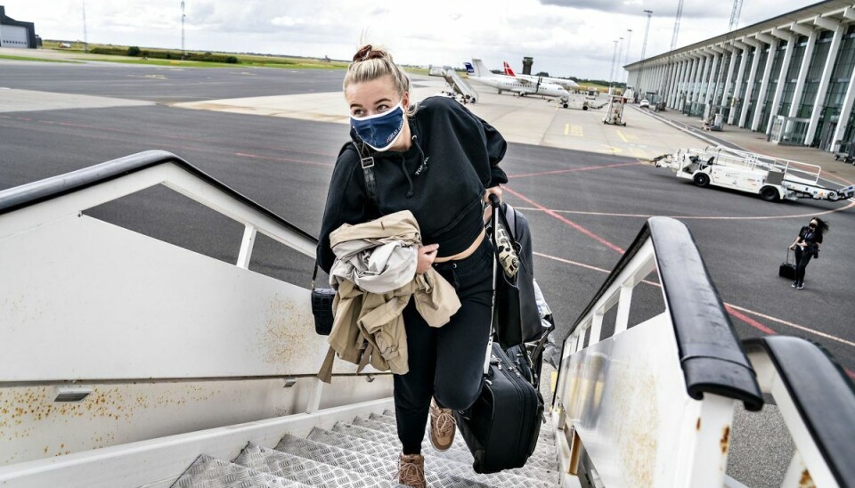 Fra mandag er det igen et krav at bære mundbind på SAS's flyvninger i Skandinavien. (Arkivfoto) Fra mandag er det igen et krav at bære mundbind på SAS's flyvninger i Skandinavien. (Arkivfoto)