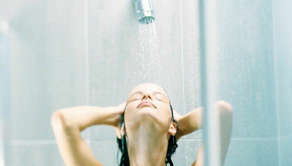 Der er god grund til at tænke over hvor længe man tager et brusebad, og hvor varmt man skal have vandet.