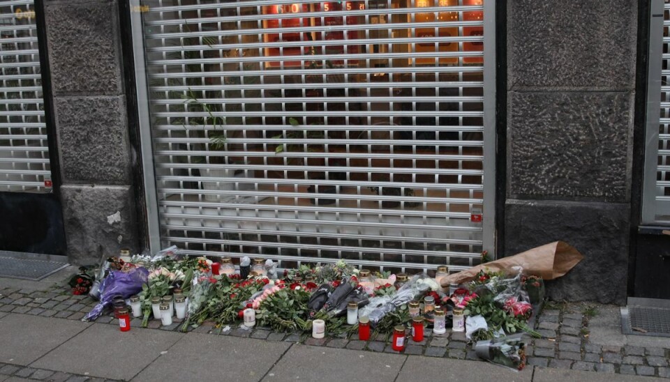 Der er oprettet mindeplads foran vandpibecafeen, hvor der lørdag aften blev affyret skud. Der er oprettet mindeplads foran vandpibecafeen, hvor der lørdag aften blev affyret skud.