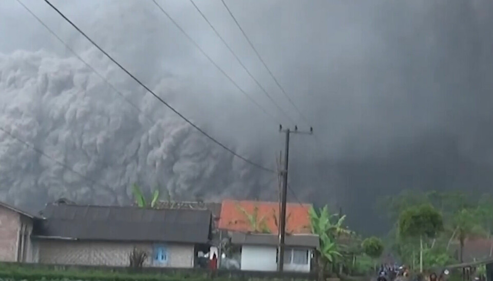 Folk flygter i panik fra vulkanen. Se videoen over artiklen og få et indtryk af, hvor voldsomt det var.