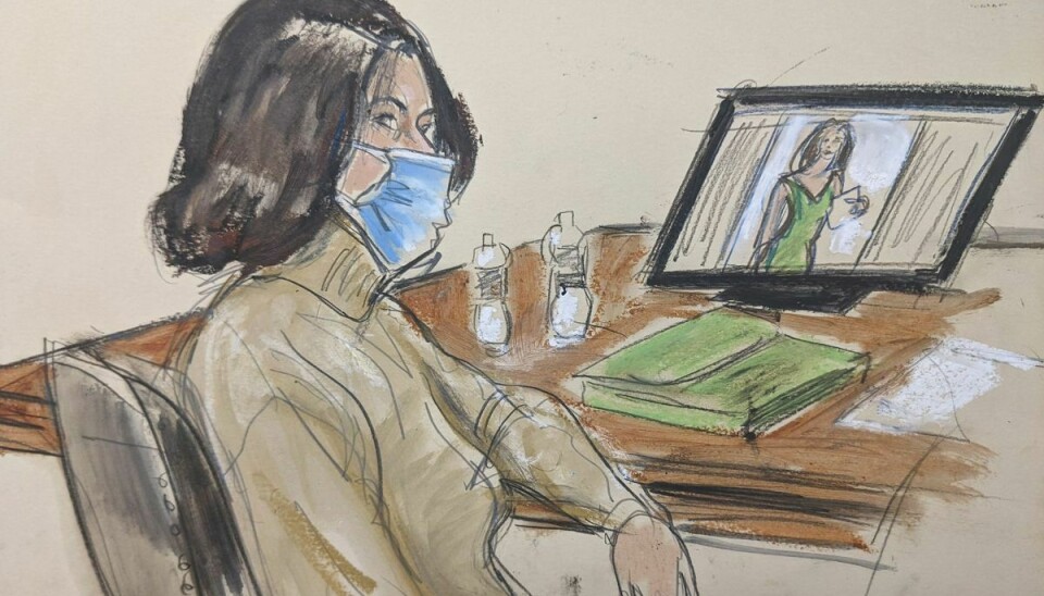 På denne tegning fra retslokalet ses tiltalte Ghislaine Maxwell sidde under vidneforklaringer.