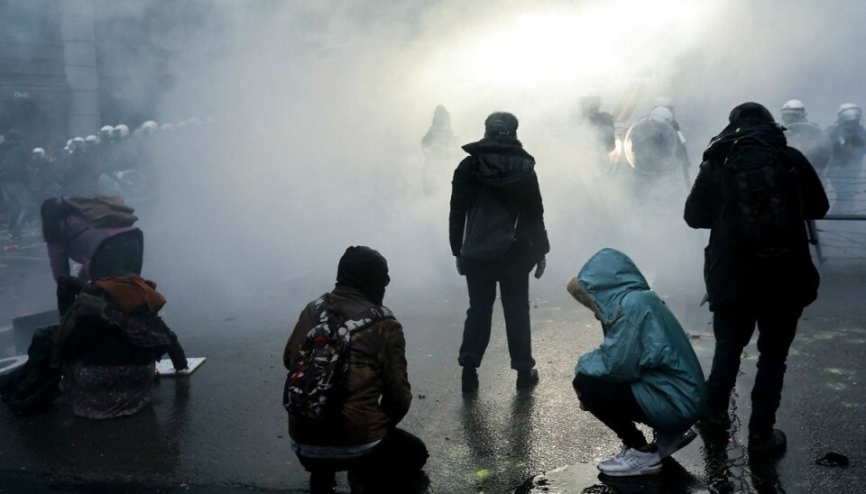 Politiet tog tåregas og vandkanoner i brug, da tusindvis af demonstranter søndag protesterede mod coronarestriktioner nær EU's hovedkvarter i Bruxelles.
