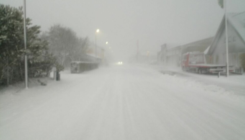 Det sner kraftigt i Hirtshals onsdag eftermiddag.