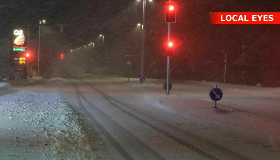 Her er det billeder fra Lyngby, hvor store mængder sne dækker vejene