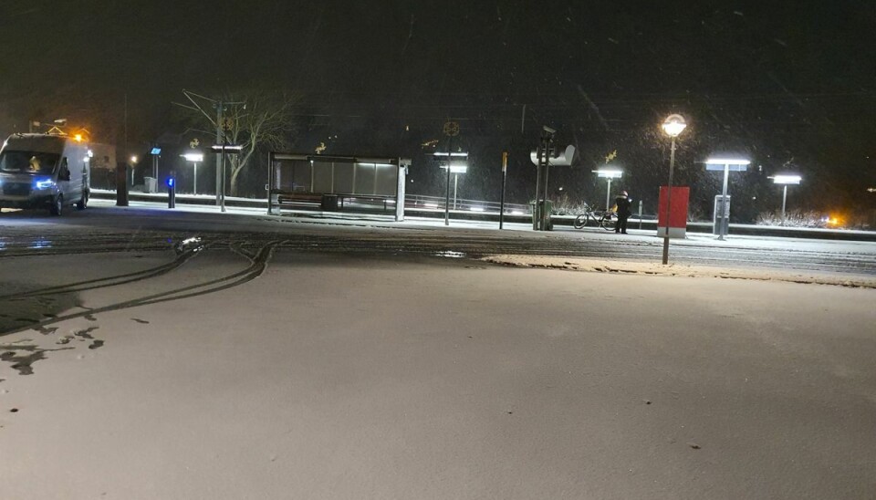 På stationen ligger der nok tøsne til at man kan se skoaftryk på jorden På stationen ligger der nok tøsne til at man kan se skoaftryk på jorden