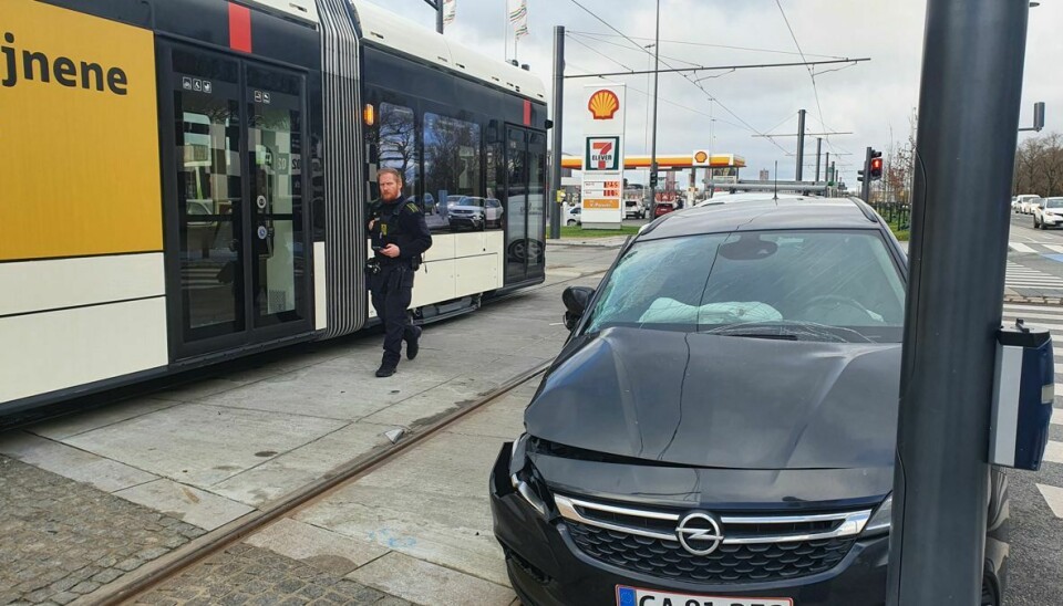 Et letbanetog i Odense er kollideret med en bil under testkørsel.