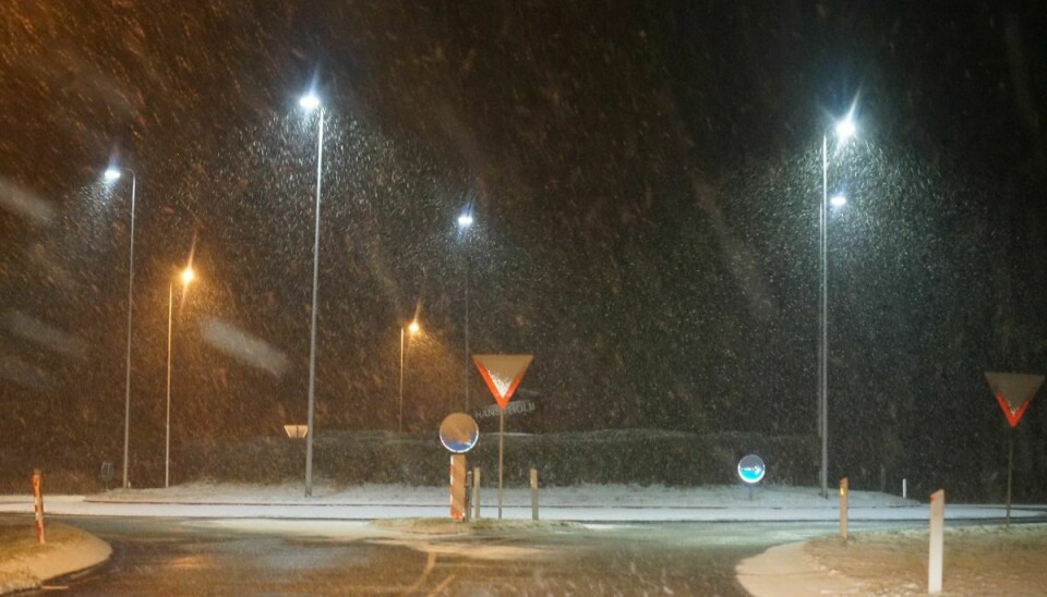 En rundkørsel i Hanstholm var natten til tirsdag dækket af sne