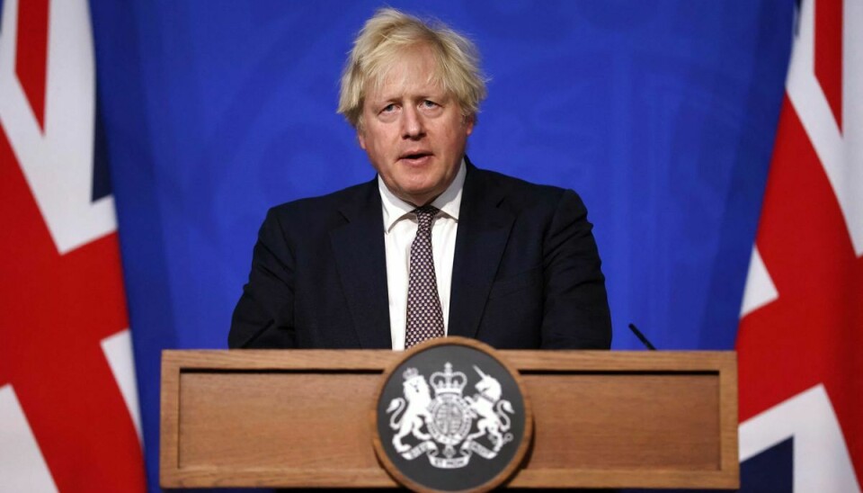 Boris Johnson varsler briterne om, at coronarestriktioner strammes på grund af den nye variant, der er fundet i Sydafrika, og som nu spreder sig.