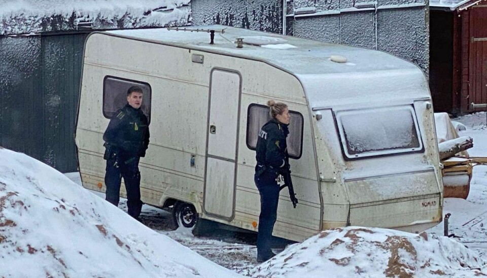 Politiet er talstærkt til stede i landsbyen Nim.