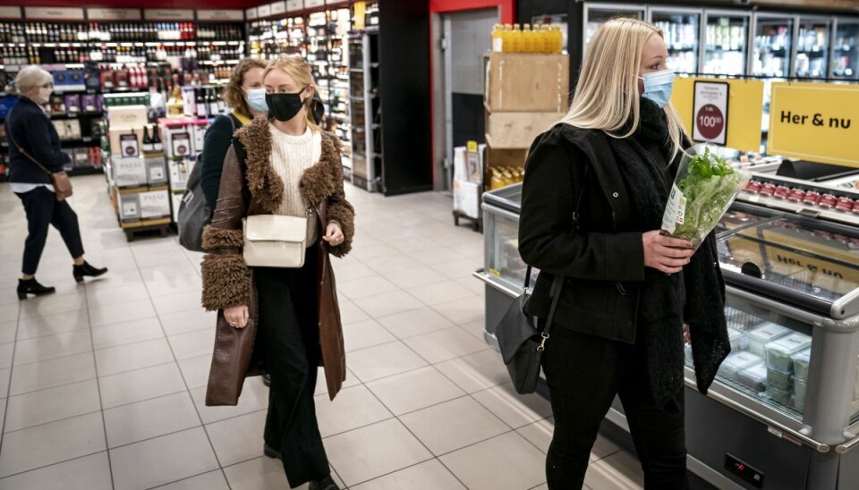 Krav om mundbind i butikker bør kun gælde kunder, mener fagforeningen HK Handel. Det er dårligt for arbejdsmiljøet for de ansatte at have mundbind på hele arbejdsdagen, lyder det. (Arkivfoto)